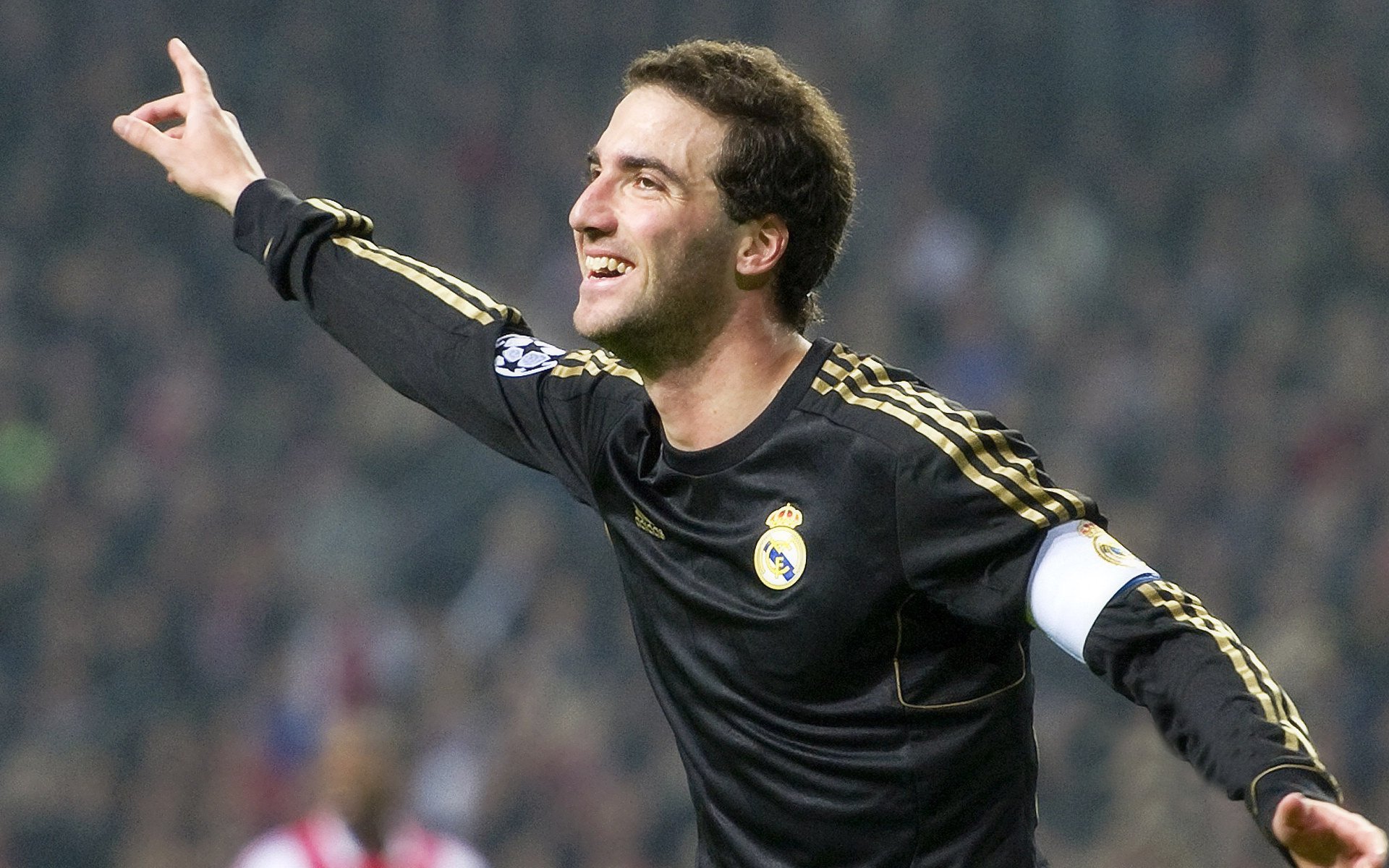 孙兴慜，从被撕碎的梦想到为亚洲加冕的孤勇者